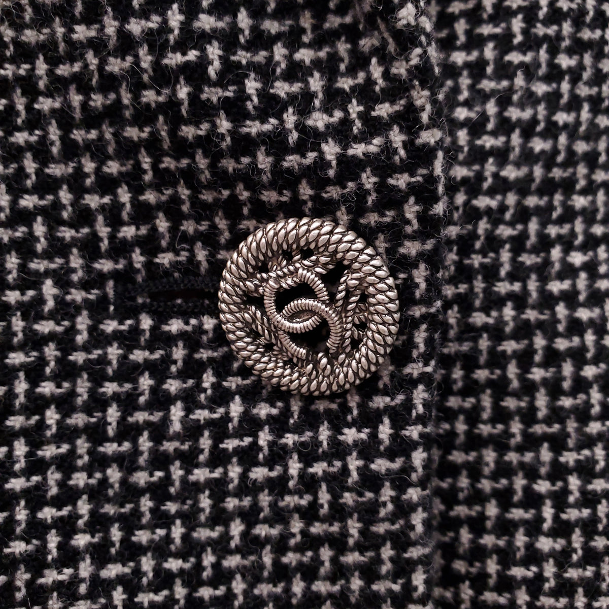 CHANEL GREY TWEED BLAZER WITH CC LOGO BUTTON - SIZE 42