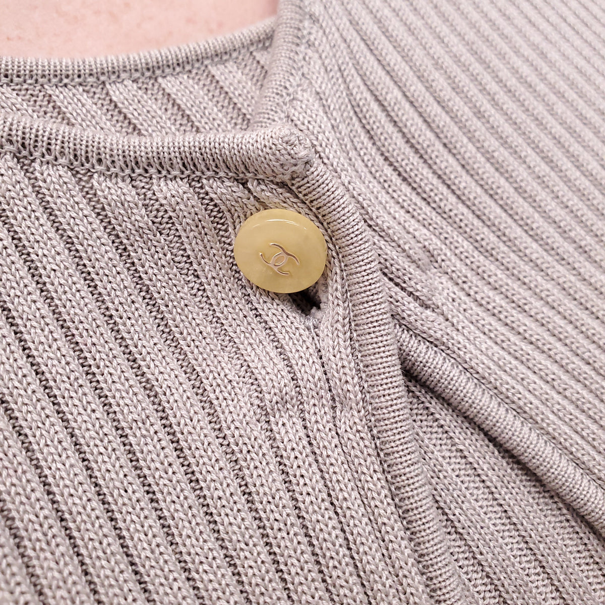 CHANEL TAUPE RIBBED SWEATER SET WITH LOGO BUTTON - SIZE 42