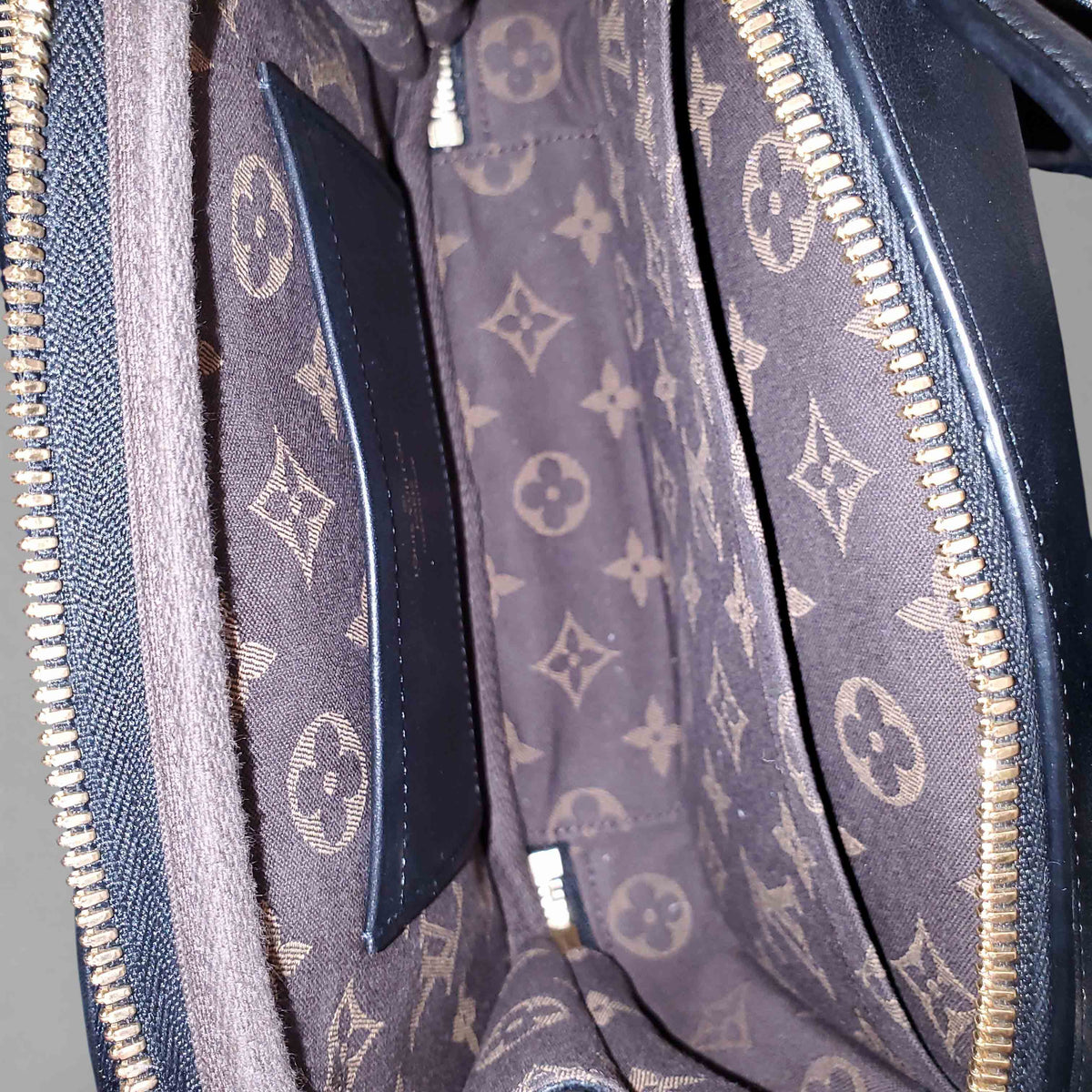 LOUIS VUITTON BLACK UTILITY CROSSBODY BAG