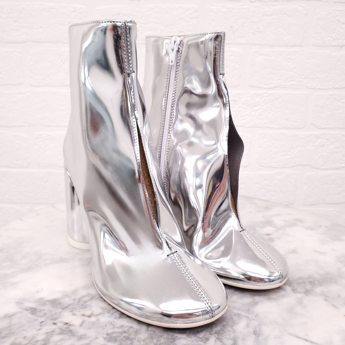 MAISON MARGIELA SILVER PATENT HEELS WITH SPLIT DETAIL - SIZE 38
