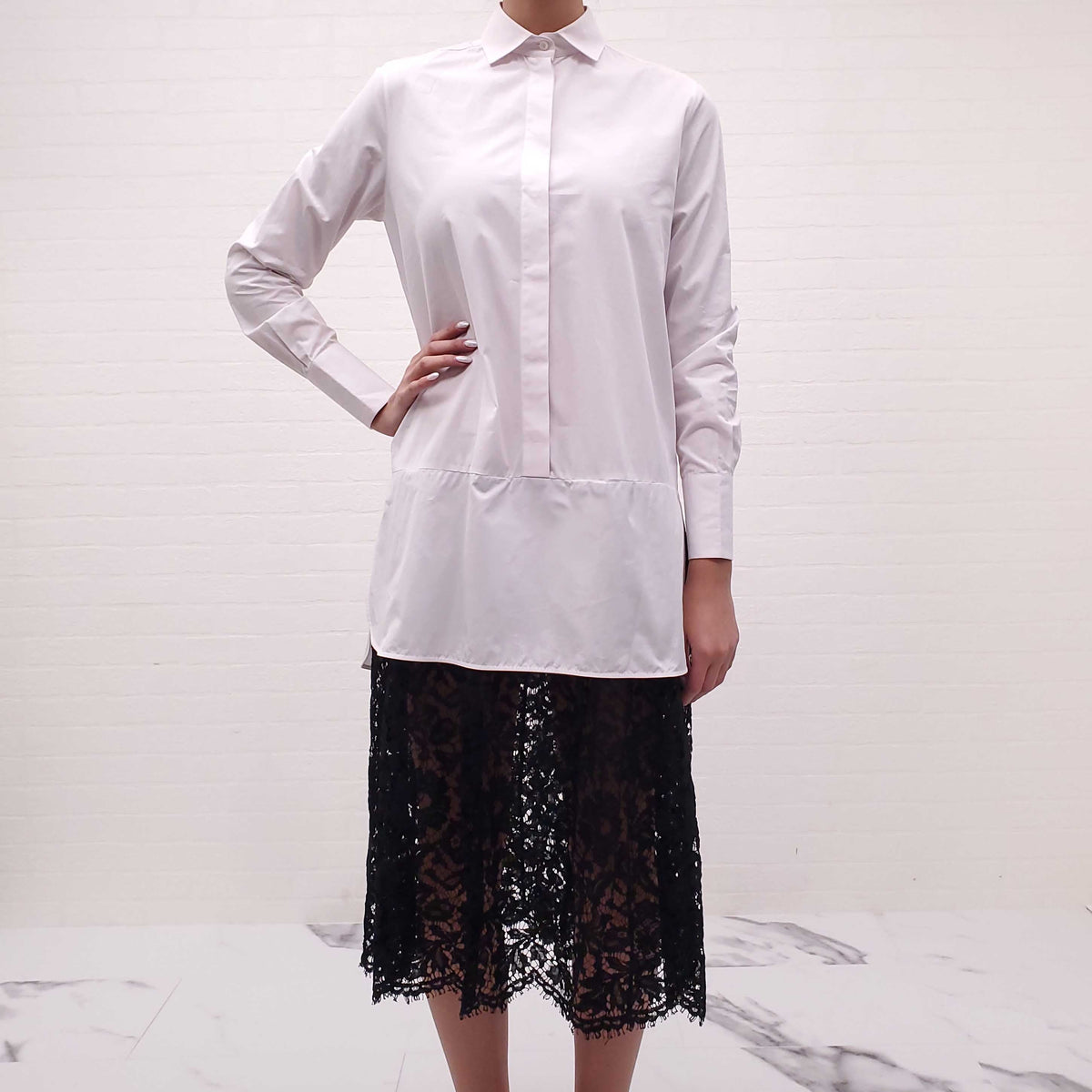 VALENTINO WHITE AND BLACK LOGO LAYERED LACE DRESS - SIZE 38